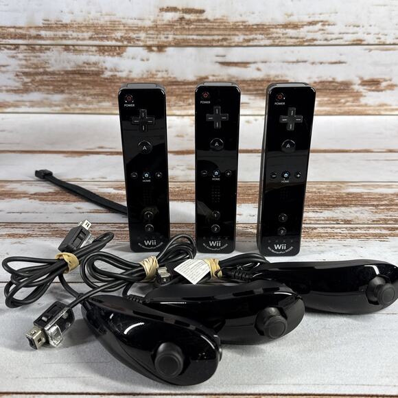 Set Of 3 Nintendo Wii Motion Plus Remote Controllers RVL-036 And Nunchuck - Picture 1 of 6